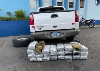 Vídeo: Ocupan pacas de marihuana escondidas en chasis de camioneta en Azua