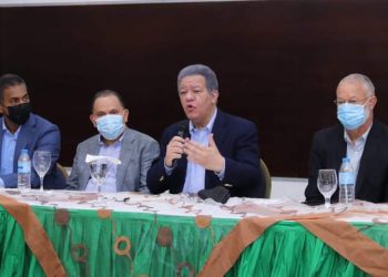 Leonel Fernández juramenta a exdirigentes del PLD en Santiago