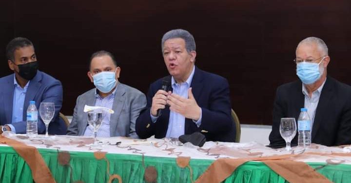 Leonel Fernández juramenta a exdirigentes del PLD en Santiago