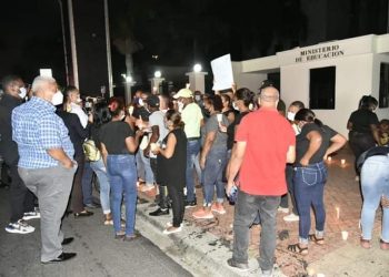 Cancelados del Minerd prenden velas frente al ministerio en demanda de prestaciones laborales