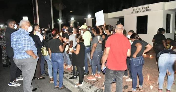 Cancelados del Minerd prenden velas frente al ministerio en demanda de prestaciones laborales