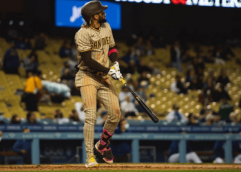 Padres barren en estelar regreso de Tatis Jr