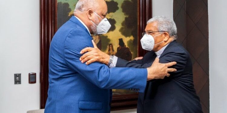 Ministro de Educación y arzobispo Ozoria se reúnen, hablan sobre valores en la educación y la recuperación moral de la República Dominicana