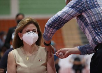 Vicepresidenta recibe primera dosis de vacuna contra COVID-19