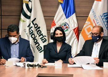 Primera Dama sirve de Madrina en acuerdo firmado entre el MOPC y Lotería Nacional para construir viviendas sociales en LMF