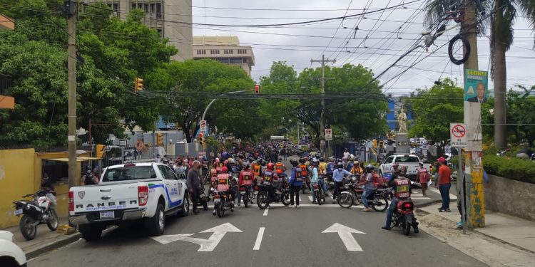 Motoristas abarrotan Palacio de la PN pidiendo cese de supuestos abusos policiales