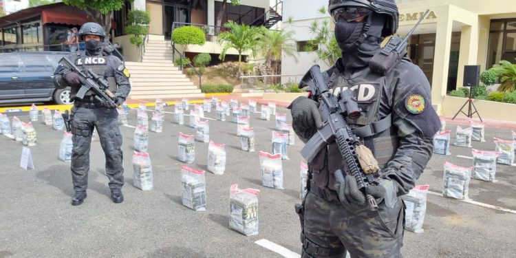 DNCD ocupa 456 paquetes presumiblemente cocaína en finca de Samana
