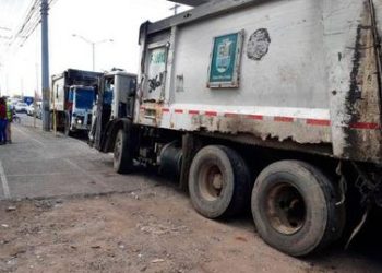 Empleados Alcaldía SDE bloquean tránsito en marginal de Las Américas por cancelaciones de perremeistas