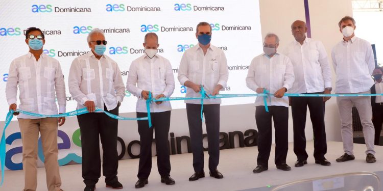 Presidente Abinader inaugura primera operación 100% renovable del Grupo AES en RD