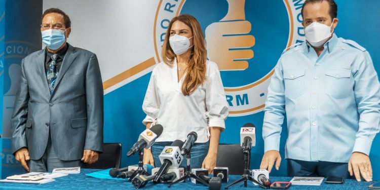 PRM juramenta a Aníbal De Peña, cantautor del Himno de la Revolución de Abril del 65