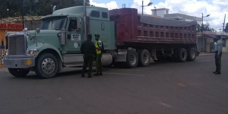 Prohíben vehículos pesados transiten por el centro de la población en Bayaguana