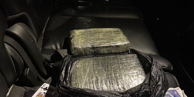 Ocupan dos kilos de cocaína en pipeta abandonada por hombre tras persecución