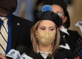 Jueza dispone uso de grilletes y mantiene en prisión domiciliaria a pareja de “El Abusador”