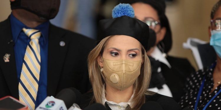 Jueza dispone uso de grilletes y mantiene en prisión domiciliaria a pareja de “El Abusador”