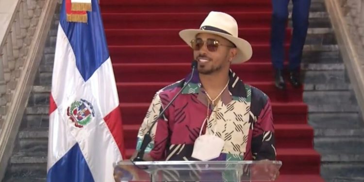 Ozuna exhorta a jóvenes vacunarse contra covid-19