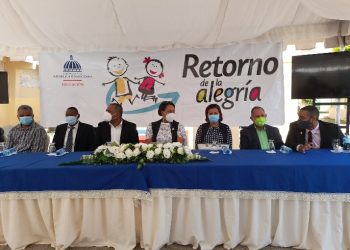 Un total de 215 centros educativos se reintegran a docencia semipresencial en Monte Plata