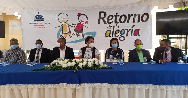 Un total de 215 centros educativos se reintegran a docencia semipresencial en Monte Plata