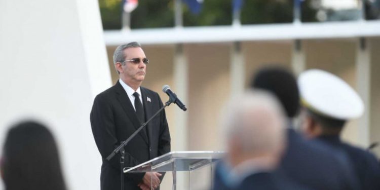 Abinader: “Solo un pueblo que sabe de dónde viene y hacia dónde se dirige, puede caminar seguro hacia la paz”