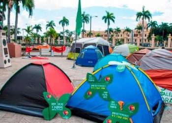 Imponen fianza de RD$ 500 mil y presentación periódica a mujer envió brownies a campamento