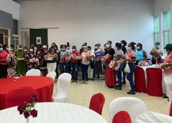 Alcaldía de Monte Plata agasaja madres empleadas