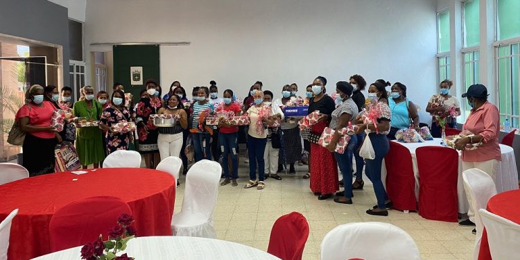 Alcaldía de Monte Plata agasaja madres empleadas