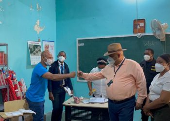 Oficina senatorial de Monte Plata donas útiles escolares para internos de centro penitenciario