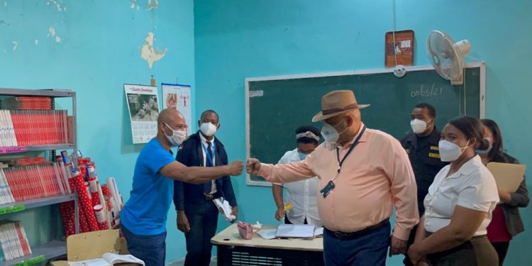 Oficina senatorial de Monte Plata donas útiles escolares para internos de centro penitenciario