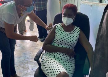 Alcaldesa de Monte Plata acude a vacunarse. Usarán salones de la alcaldía como centro de vacunación