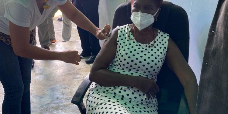 Alcaldesa de Monte Plata acude a vacunarse. Usarán salones de la alcaldía como centro de vacunación
