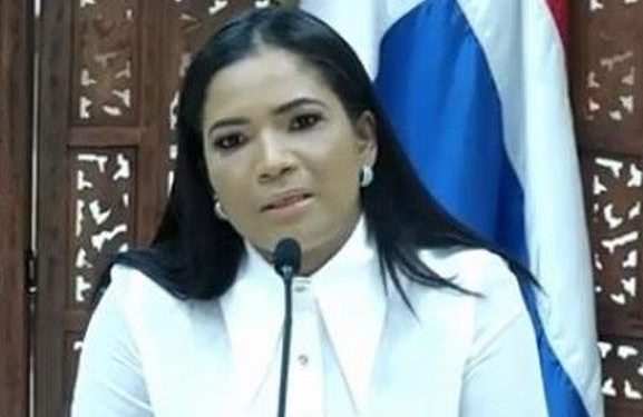 Periodista denuncia que no pudo presentar querella porque digitadores de la Policía “salieron temprano por el toque”