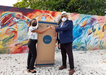 Senador de Monte Plata hace entrega de regalos por el Día de las Madres