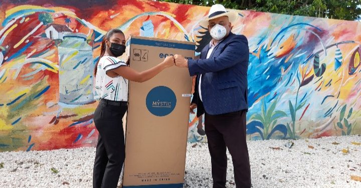 Senador de Monte Plata hace entrega de regalos por el Día de las Madres