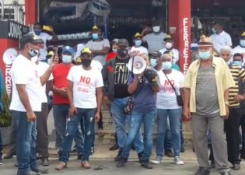 Protestan frente al ayuntamiento de Yamasá en contra de la presa de cola; alcalde da respuesta