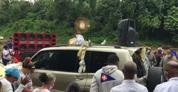 Sacerdote realiza misa a intemperie para exigir reparación de puente y no construcción de la presa de cola en Cuance