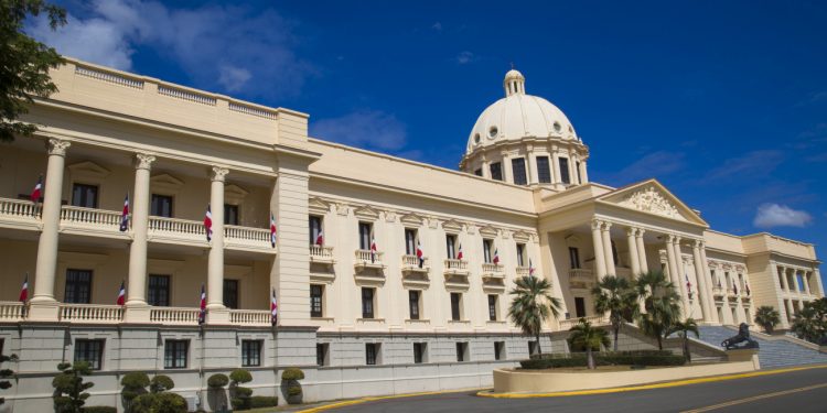 Gobierno decreta plan de austeridad; reduce gastos de viajes y compra de vehículos de lujo