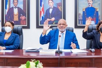 El Consejo Nacional de Educación aprueba 211 libros de texto para el sistema educativo