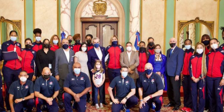 Presidente Abinader recibe a las Reinas del Caribe en el Palacio Nacional