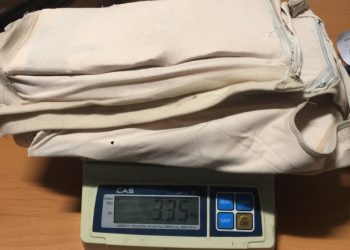 Detienen en el AILA mujer intentó llevar chaleco relleno presumiblemente cocaína