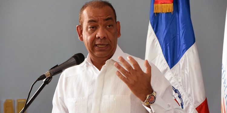 Deligne Ascención anuncia la construcción de carreteras en Monte Monte Plata