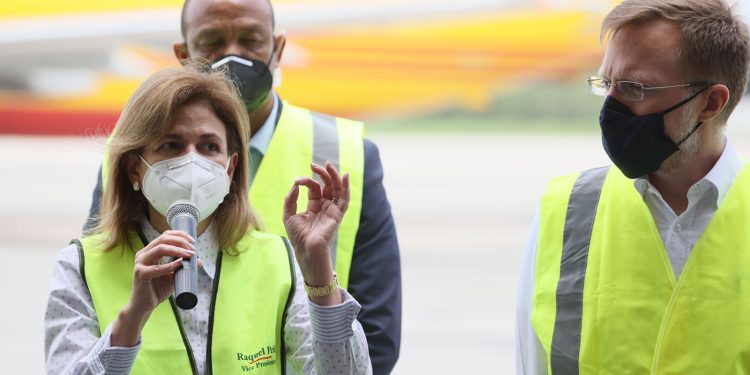 Gobierno anuncia llegada de primeras dosis vacuna Pfizer y BioNTech