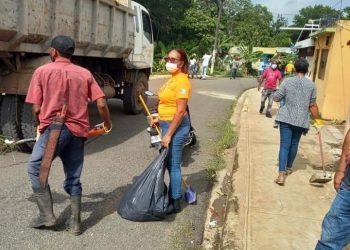 Realizan jornadas de limpiezas en sectores de Bayaguana