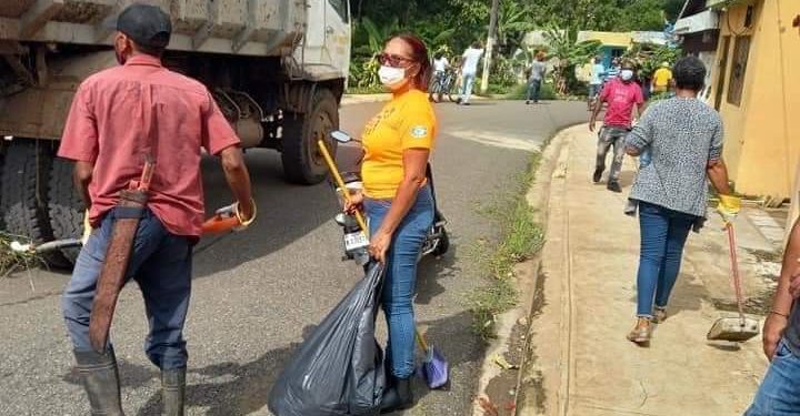 Realizan jornadas de limpiezas en sectores de Bayaguana