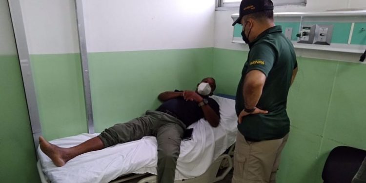Coronel del SENPA resulta herido al ser embestido por conductor sorprendido transportando material extraído del Río Nizao