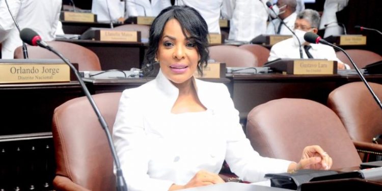Diputada de Ultramar Lily Florentino desmiente al legislador Julio Cesar López sobre proyecto de resolución