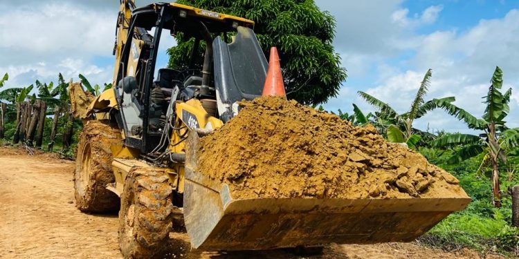 Alcaldia de Bayaguana acondiciona caminos que beneficiará a más de 150 productores
