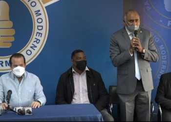 Diputado Julito Fulcar da bienvenida a director de la Junta Municipal de Catalina quien pasa al PRM junto a decenas de dirigentes del PRD