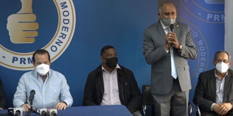 Diputado Julito Fulcar da bienvenida a director de la Junta Municipal de Catalina quien pasa al PRM junto a decenas de dirigentes del PRD