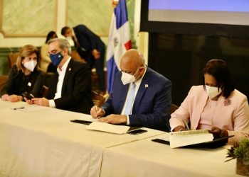 Gobierno y ADP firman compromiso por educación de calidad y mejoras en las condiciones de vida de docentes