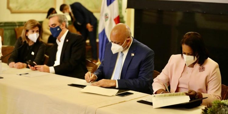 Gobierno y ADP firman compromiso por educación de calidad y mejoras en las condiciones de vida de docentes