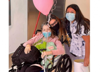 Migrante venezolana que cruzó cargada el río Grande ya está con su familia